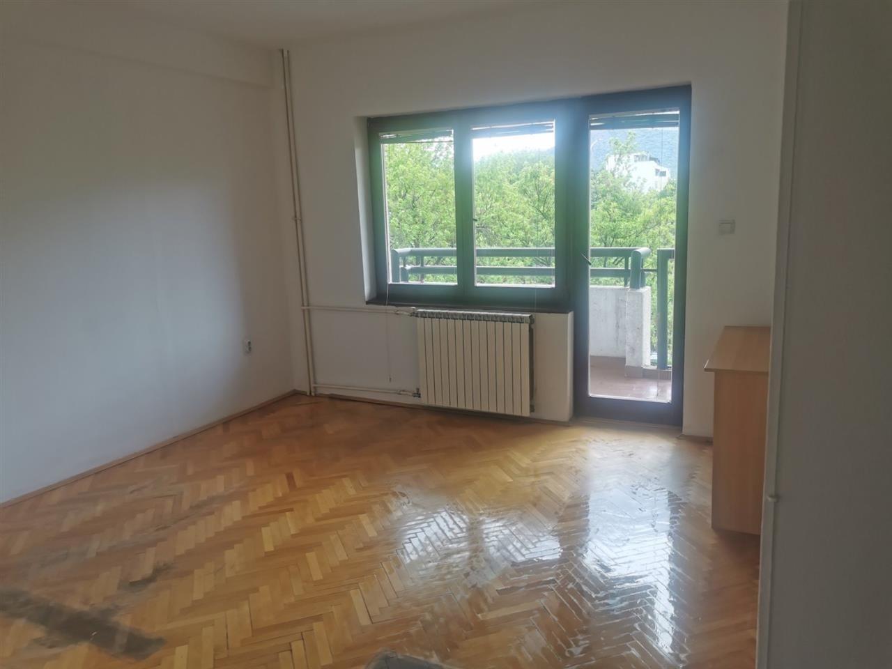 Se izdava prazen stan