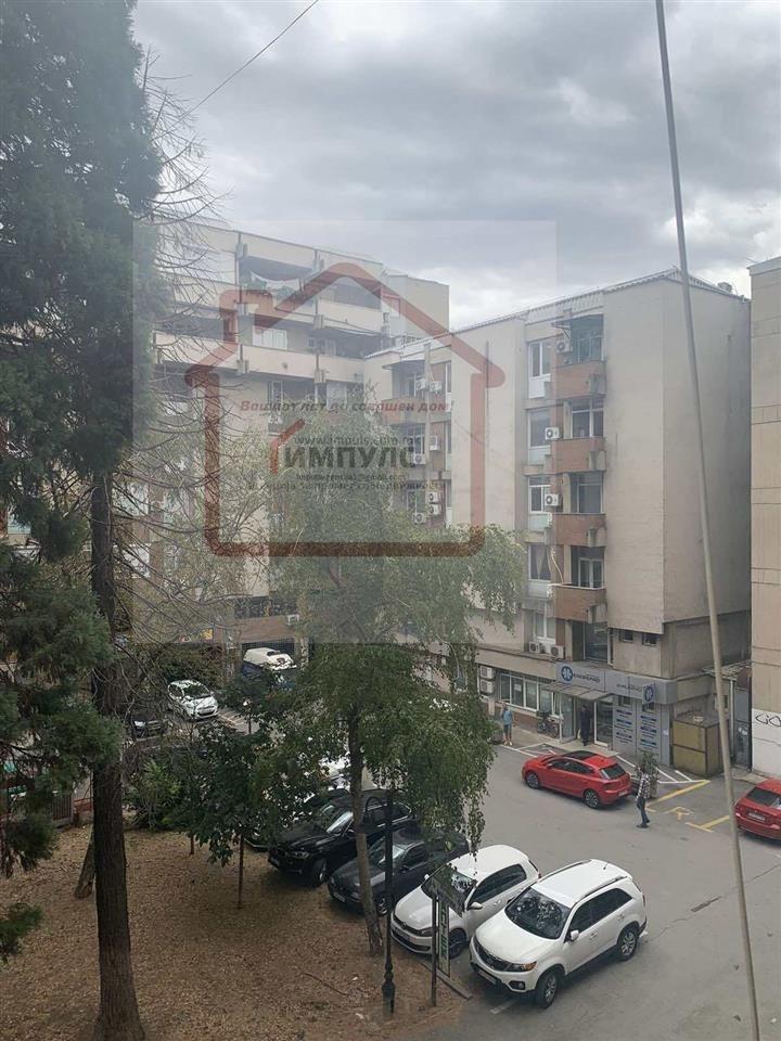 THREE-ROOM APARTMENT IN STRONG CENTER, CITY WALL