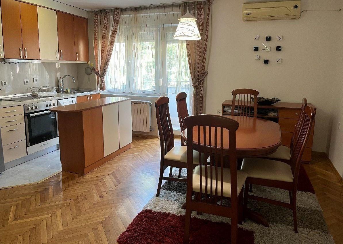 Se izdava stan 84m2 vo Karpos 1