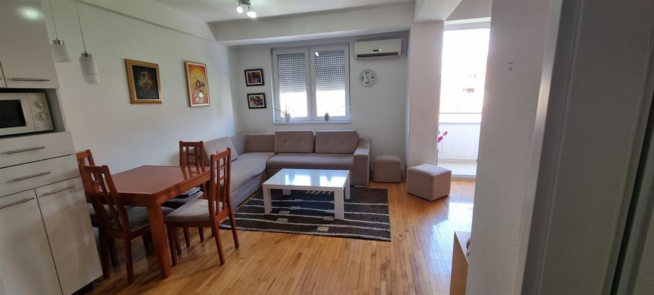 I am renting out a fully furnished three-room apartment in Chrom