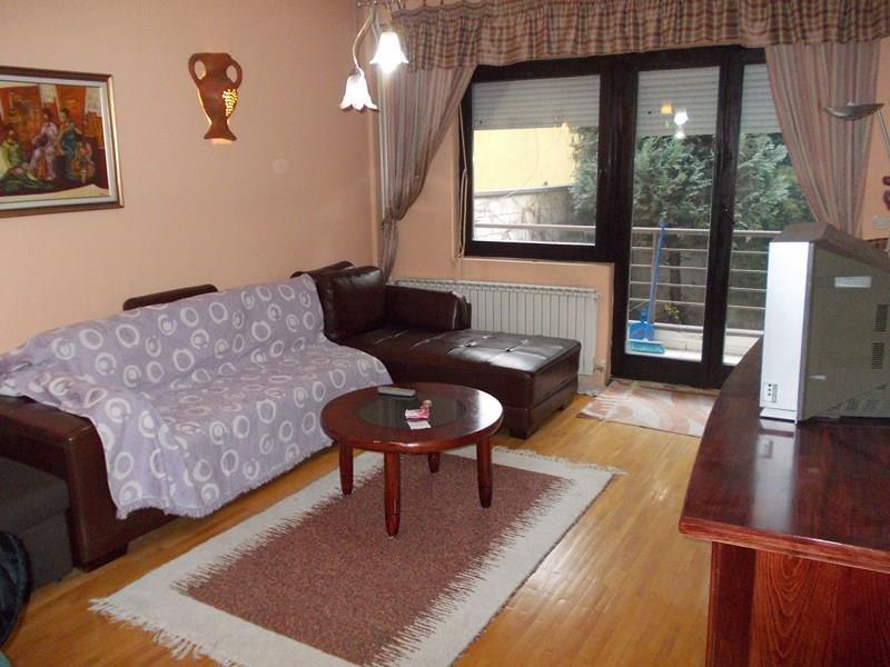 Se izdava namesten dvosoben 55m2 so dvor Centar Katolicka