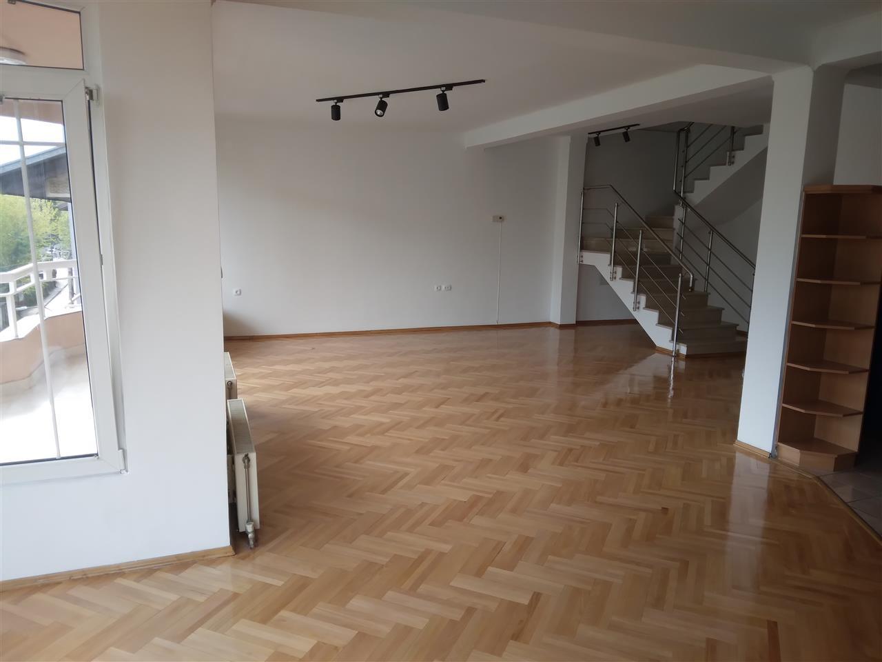 Izdavam dupleks 200 m2 pozadi Univerzalna moze i za deloven