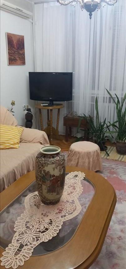 Iznajmuvame stan 70m2 vo Centar