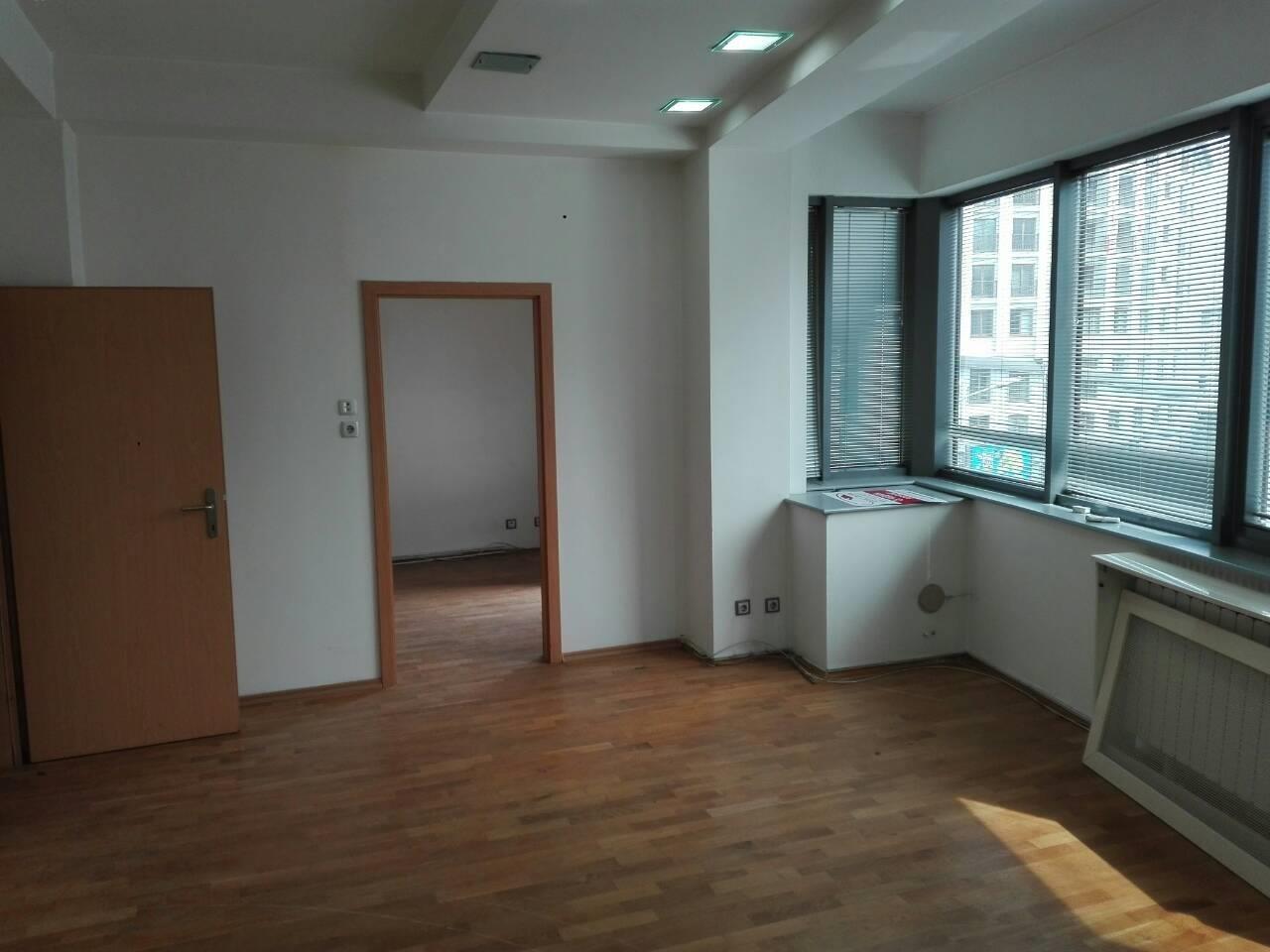 SE IZDAVAAT KANCELARII 95m2 CENTAR SOBOREN HRAM