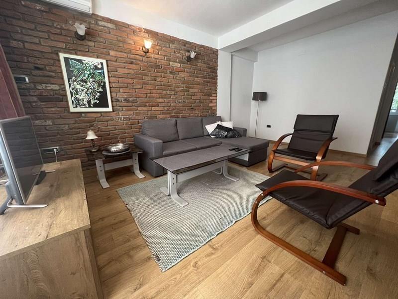 Se izdava Ekstra cetirisoben stan 90m2 Taftalidze Mlecen