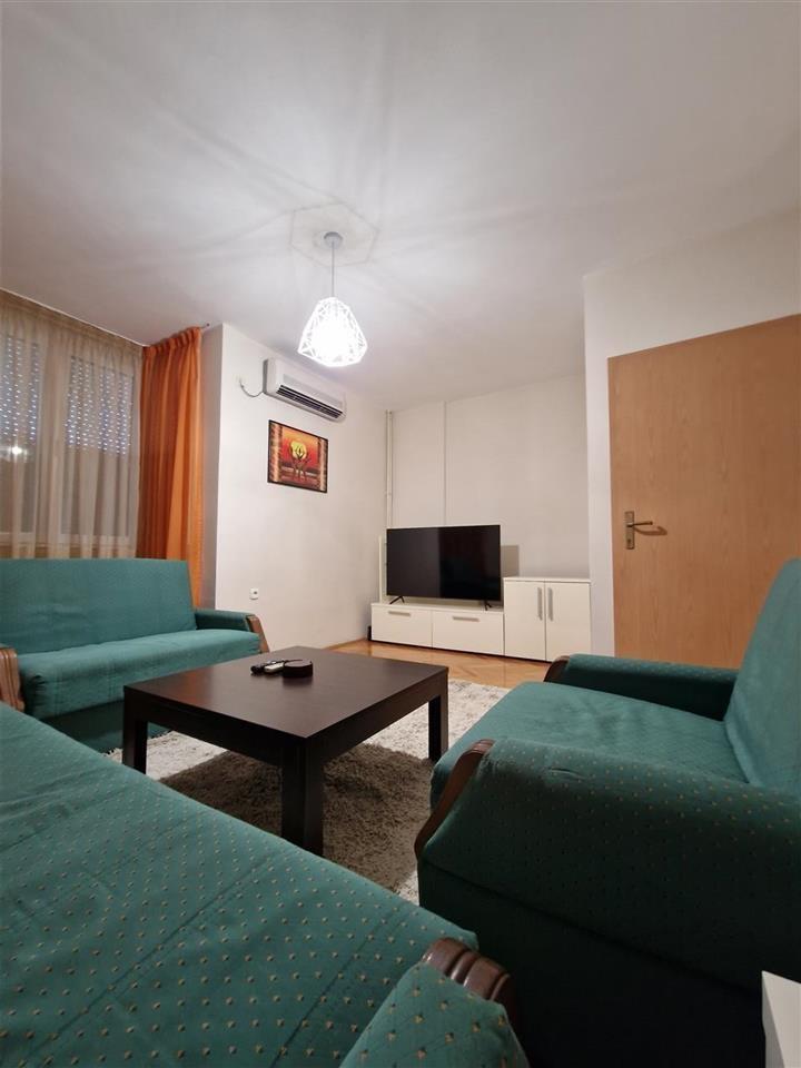 SE IZDAVA TROSOBEN NAMESTEN STAN VO CENTAR, GRADSKI ZID-BEKO