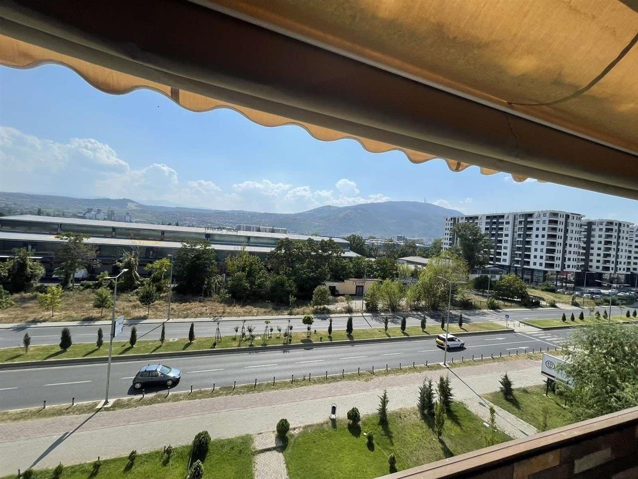 CETIRISOBEN STAN VO AERODROM,AMERIKAN KOLEDZ