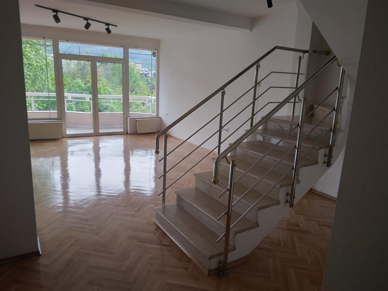 Izdavam dupleks 200 m2 pozadi Univerzalna moze i za deloven