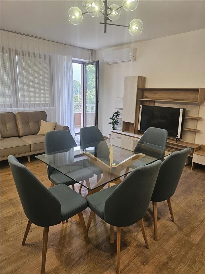 Nevselen luxuzen stan so pogled na Vardar vo Karpos