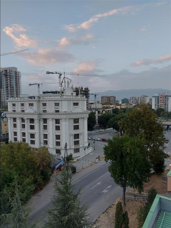 Se izdava prazen stan 81m2 Centar,2spalni,do zavod za revizi
