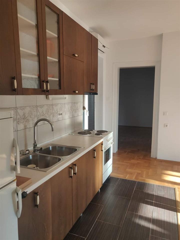 Se izdava prazen stan 86m2 vo Centar