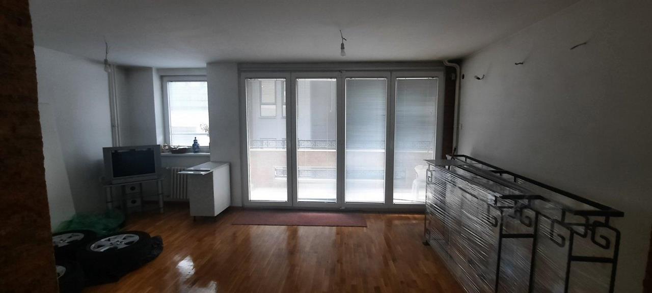 SE IZDAVA VO KARPOSH 100 M2 ZA 330 E