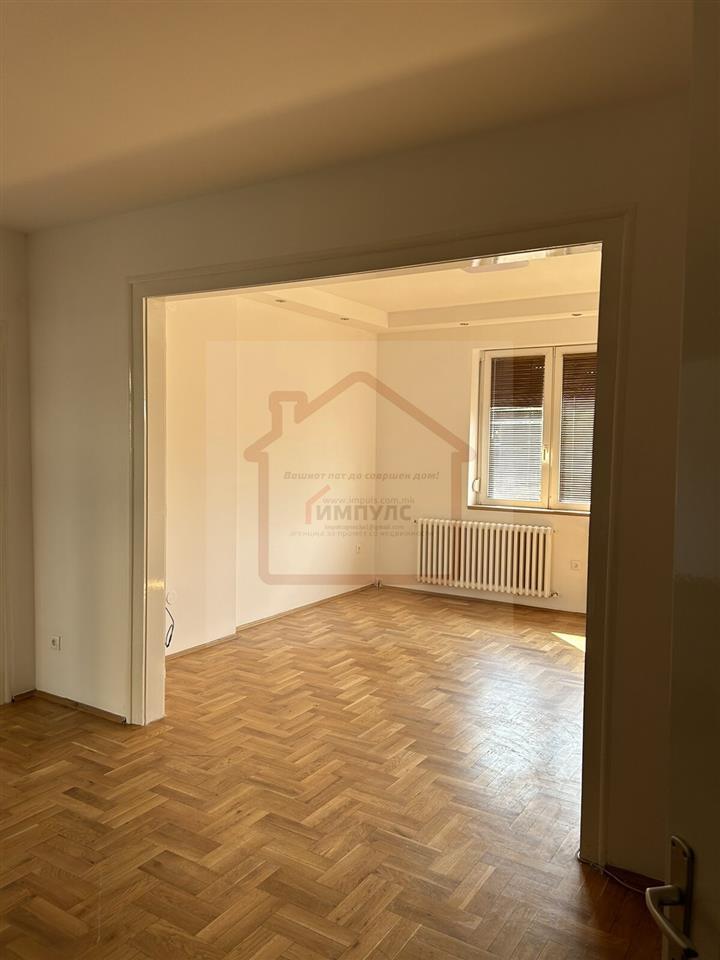 EMPTY THREE-ROOM APARTMENT LOCATED IN THE CENTER