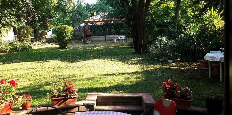 Se izdava stan 85m2 kat od kuka so dvor 800m2
