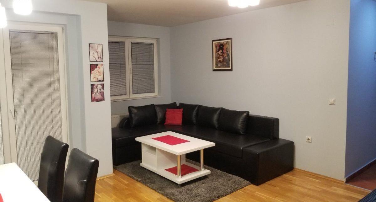 SE IZDAVA NAMESTEN TROSOBEN STAN VO CENTAR, UNIVERZALNA