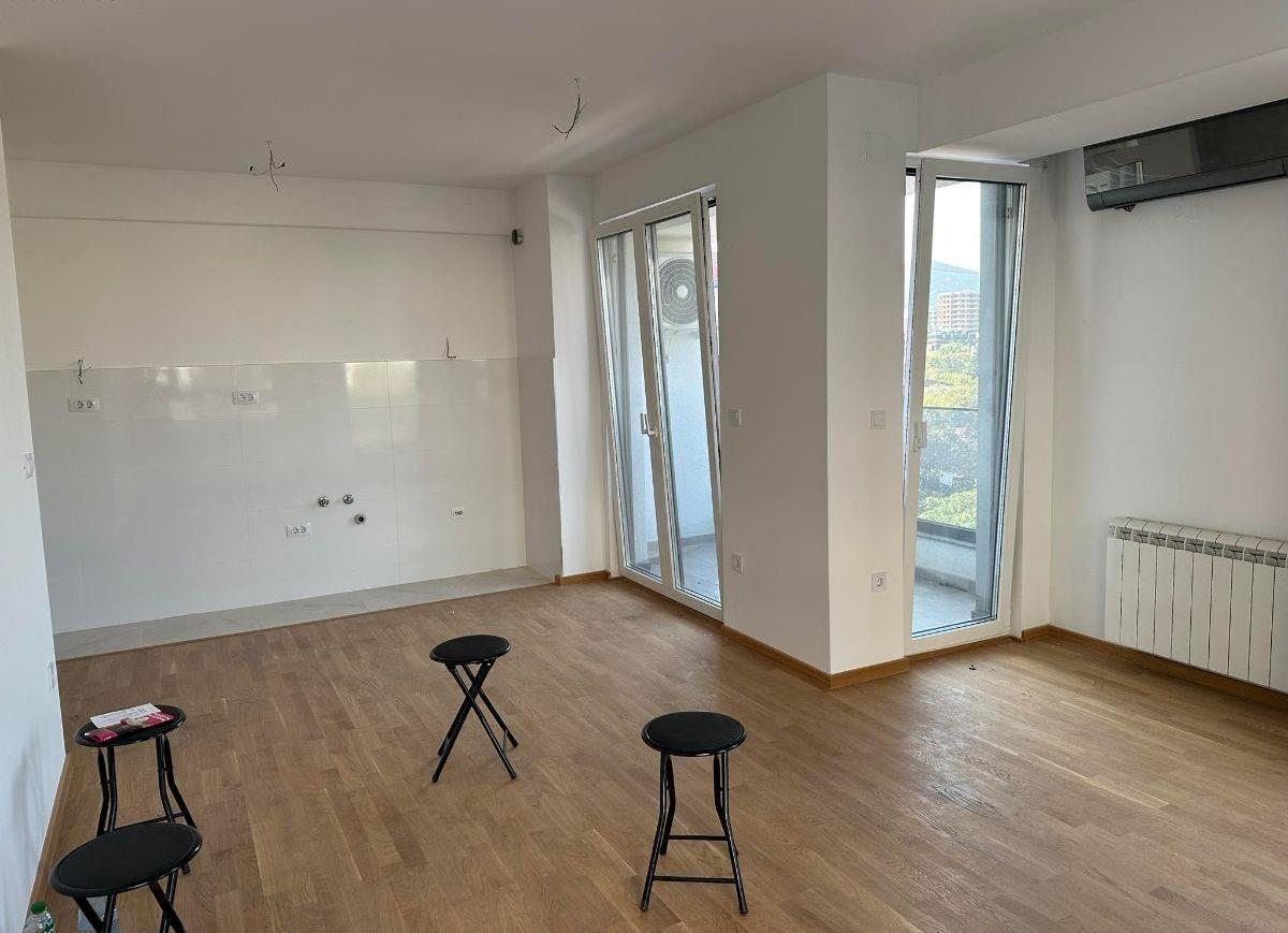 EMPTY THREE-ROOM APARTMENT FOR OFFICE OR LIVING AT THE AIRPORT