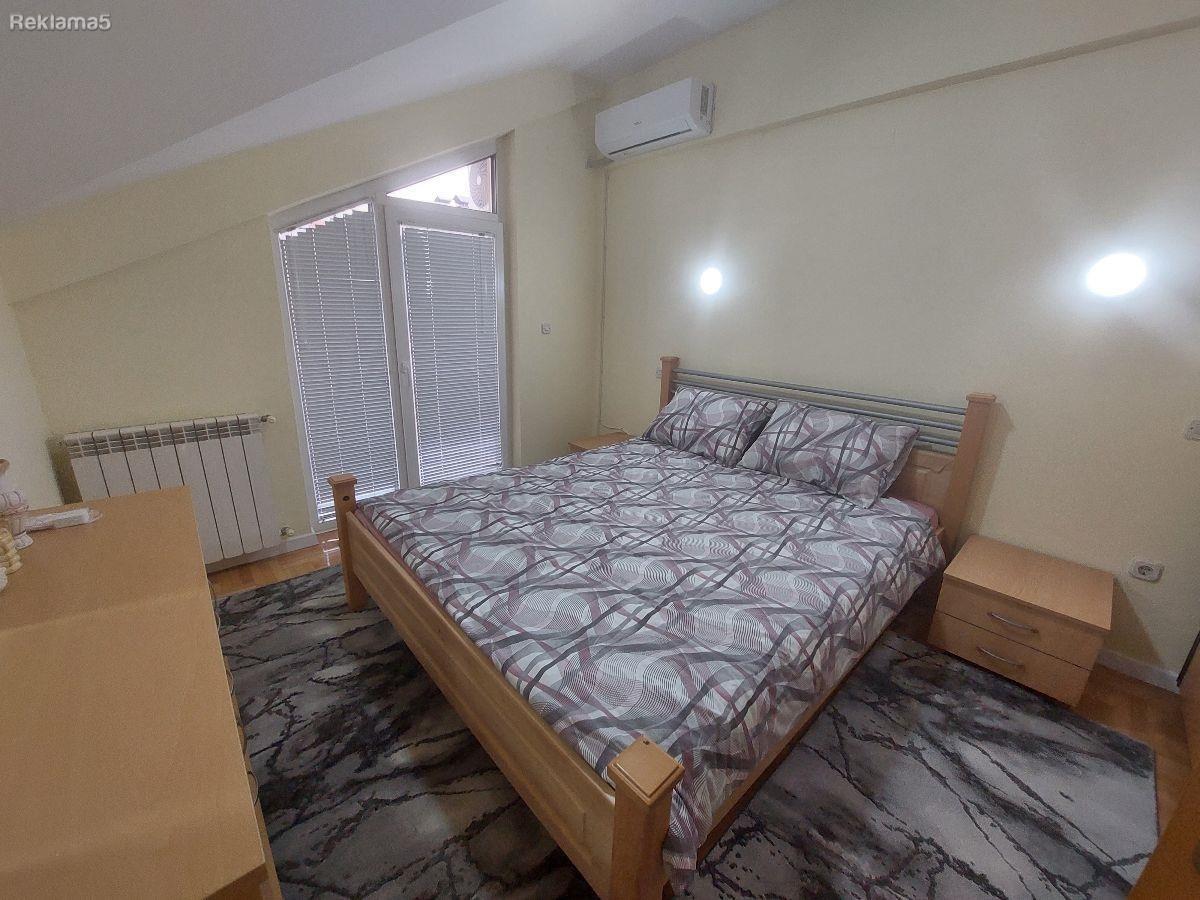 Se izdava dupleks -trosoben stan vo Taftalidze 1