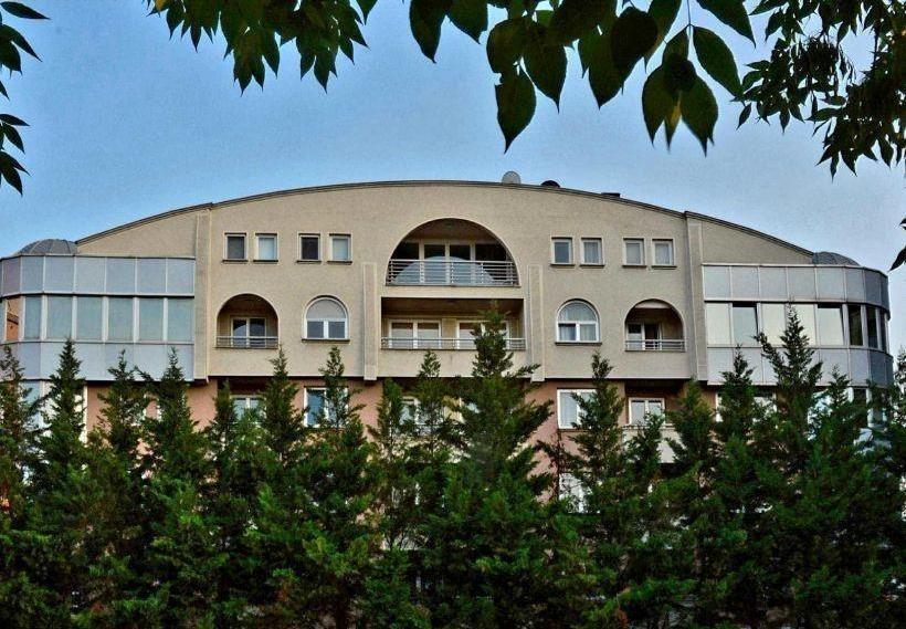 SE PRODAVA 4-SOBEN STAN VO KARPOSH 2 - MIDA