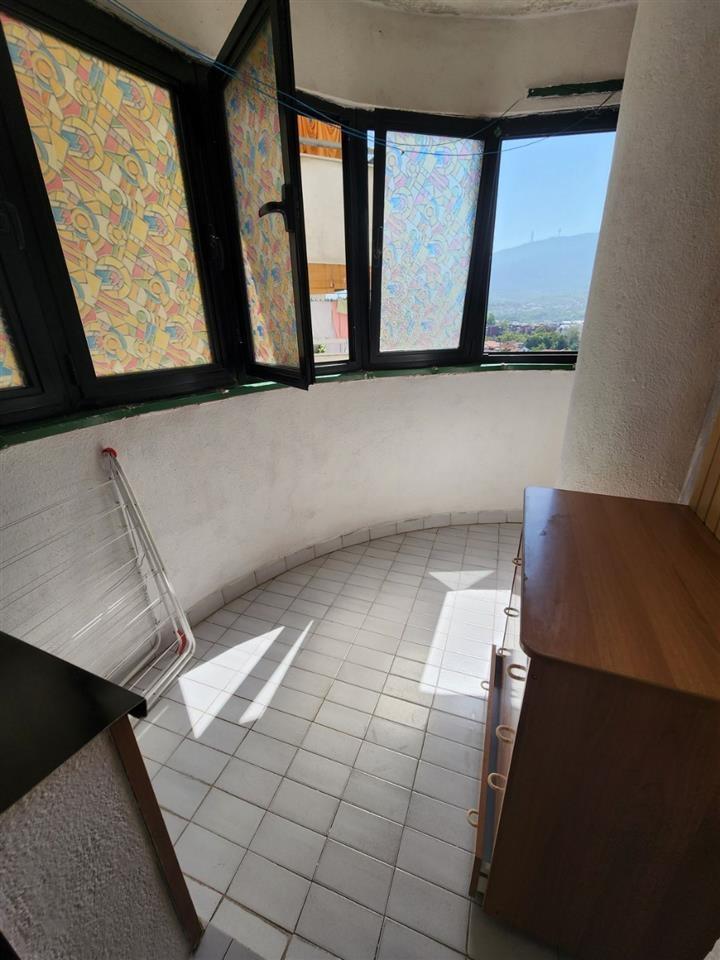 SE IZNAJMUVA namesten stan Porta Vlae