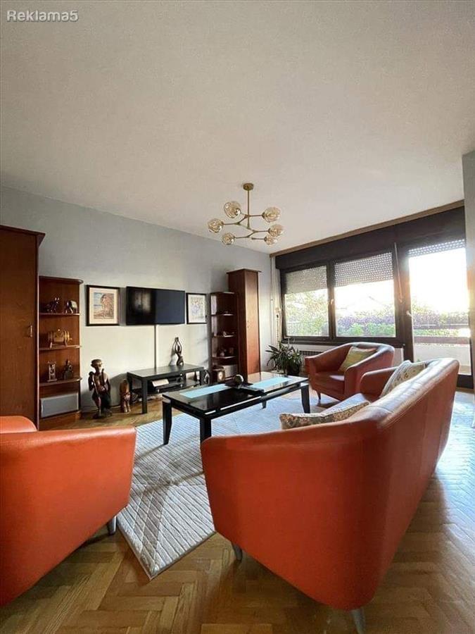 Se izdava stan 145m2,Centar,3spalni,pozadi Soborna