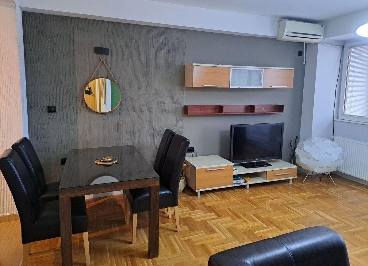 TROSOBEN STAN VO CENTAR, UNIVERZALNA