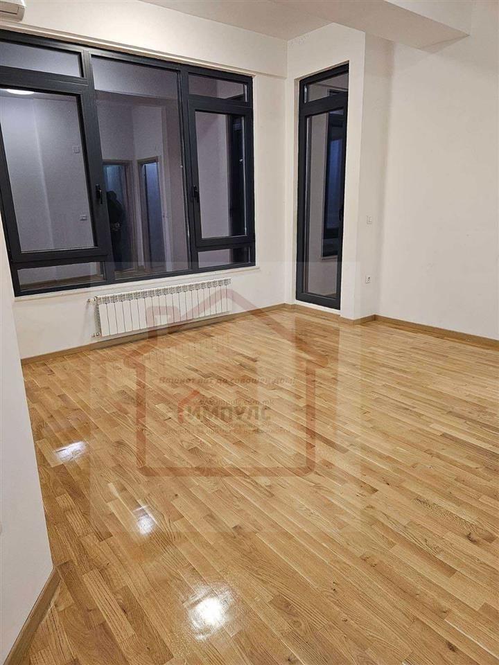 EMPTY THREE-ROOM APARTMENT LOCATED IN THE CENTER