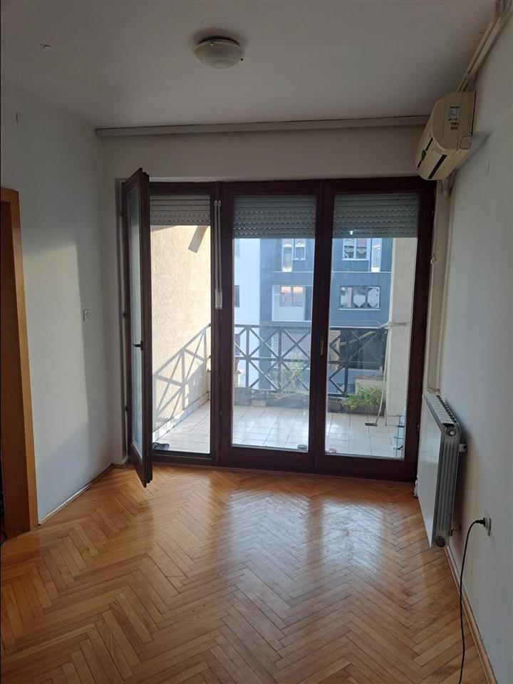 I am renting an empty two-room apartment in Karpoš 4