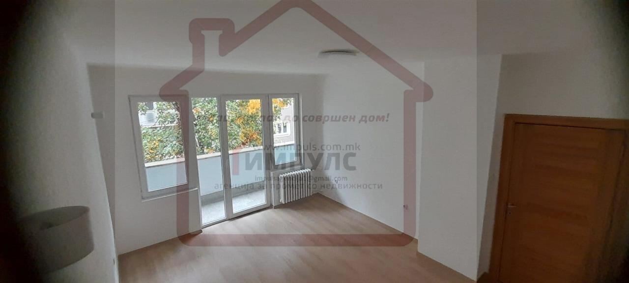 RENOVATED THREE-ROOM APARTMENT IN STROG CENTER, PLOSTAD