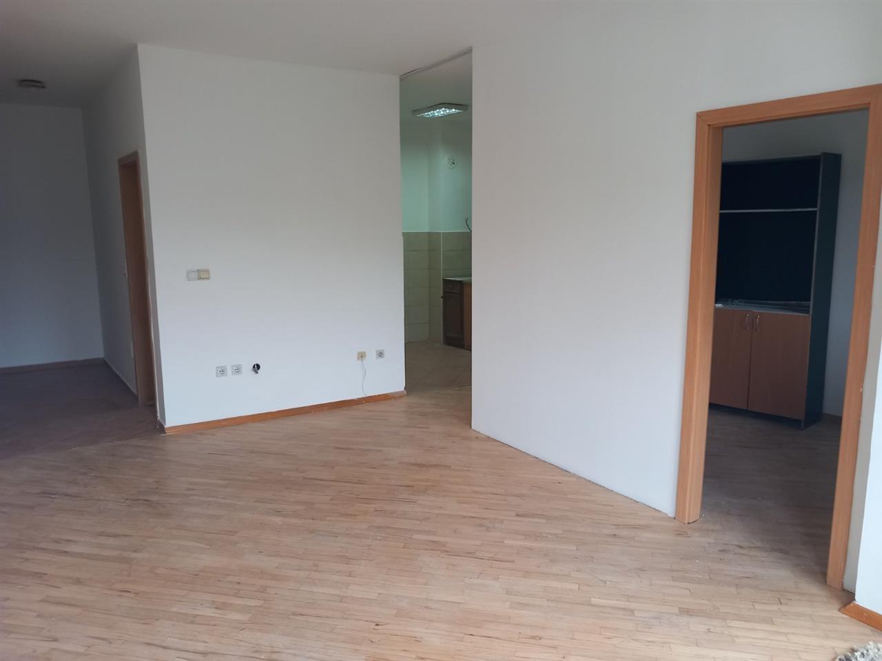 Se Izdava prazen stan od 46m2 za deloven prostor vo Centar