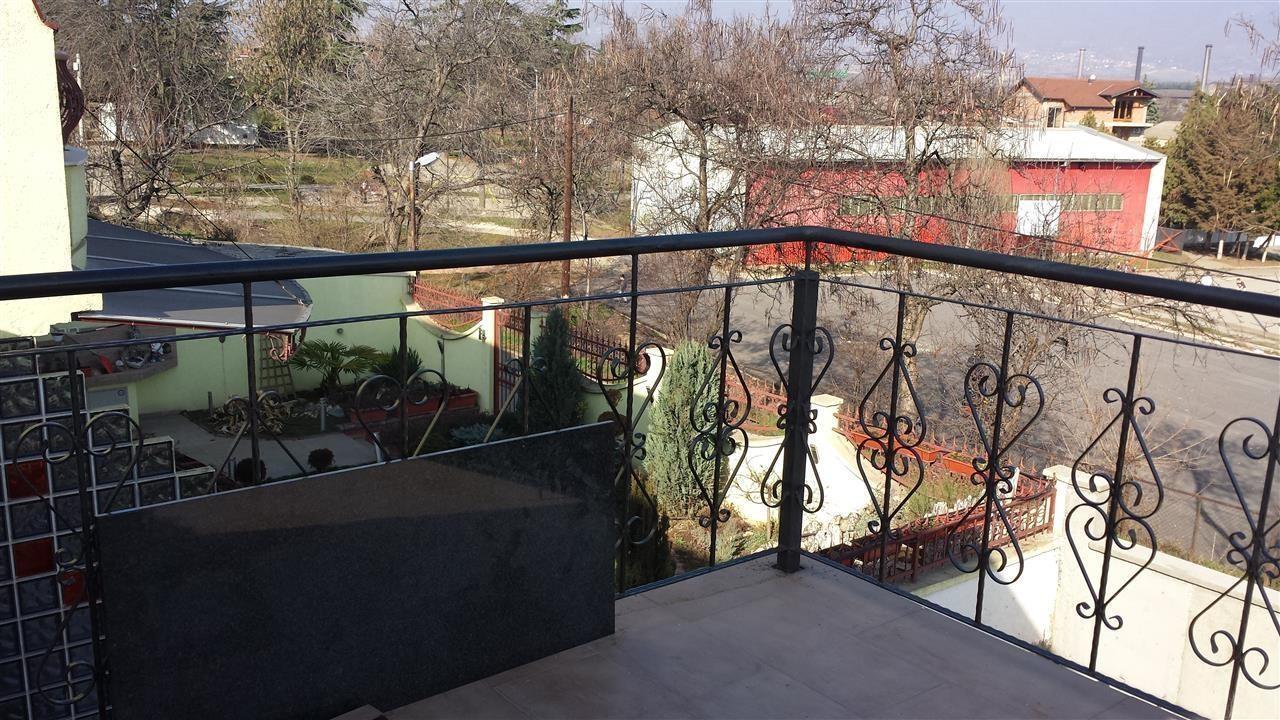 SE IZDAVA potkrovje vo kukja vo Zelezara