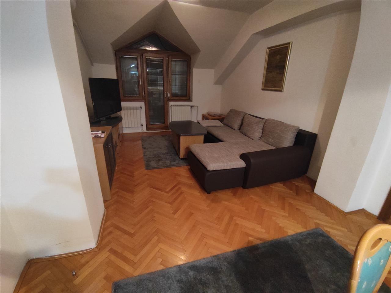 SE IZDAVA TROSOBEN STAN VO CENTAR, KLUB NA PRATENICI