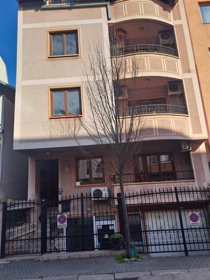 SE IZDAVA DELOVEN PROSTOR VO CENTAR 115 M2