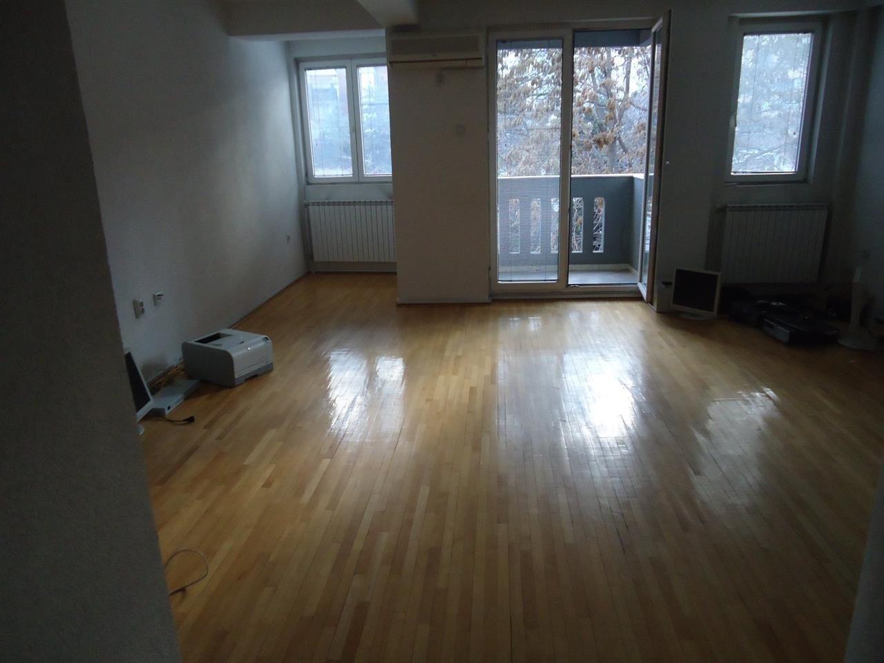 Se izdava prazen stan od 60m2 za deloven prostor vo Centar
