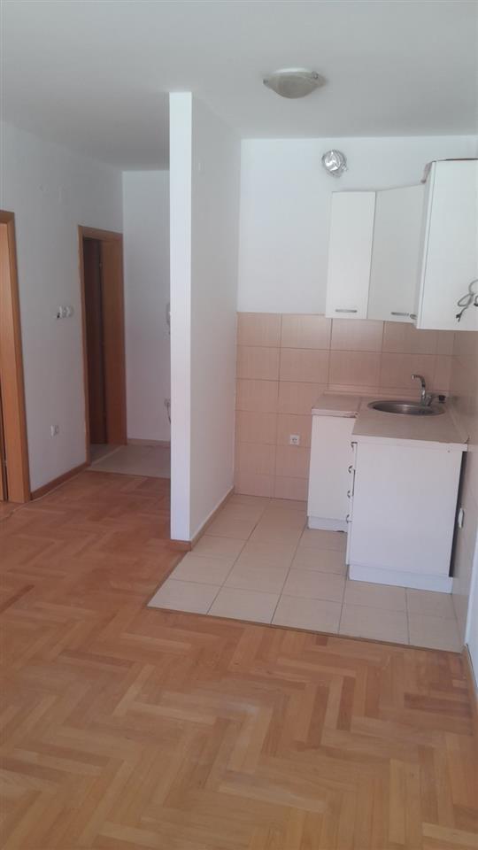 Se izdava prazen stan od 38m2 vo Gjorce Petrov
