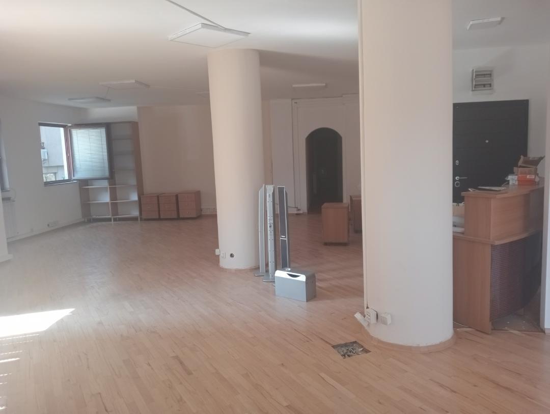 CENTAR UL 11 OKTOMVRI 140M2 SE IZDAVA