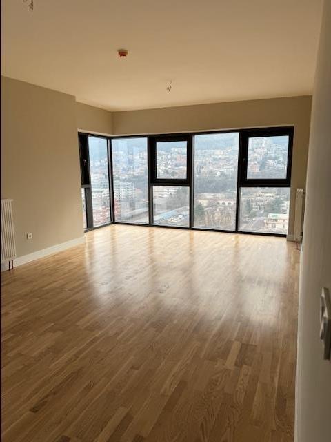 Se izdava stan 103m2 vo Limak Centar