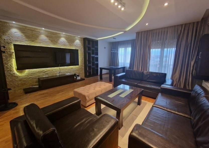 SE IZDAVA NAMESTEN CETVOROSOBEN STAN VO CENTAR,DEBAR MAALO