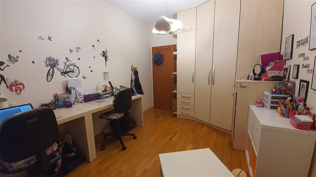 I am renting a luxuriously furnished 3-room apartment