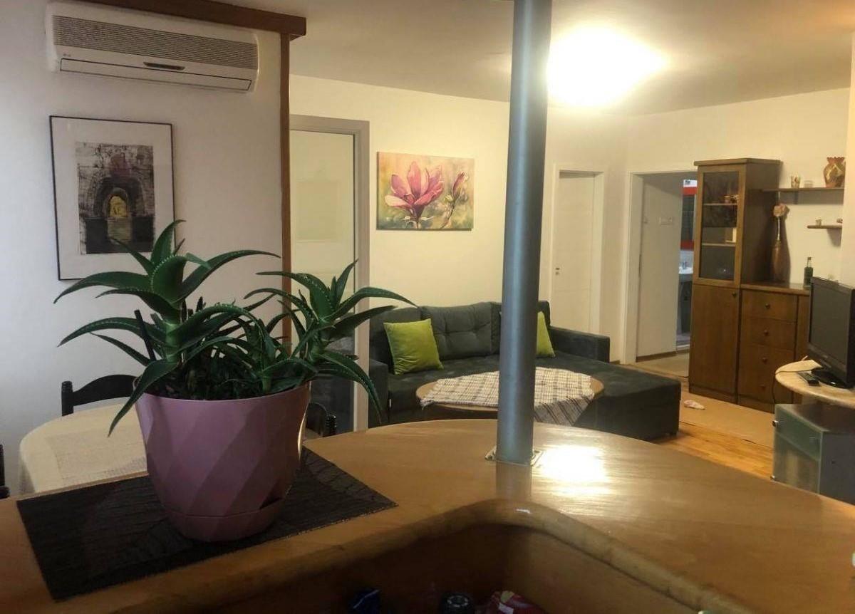 Iznajmuvame stan 70m2 vo Karpos - Kozle