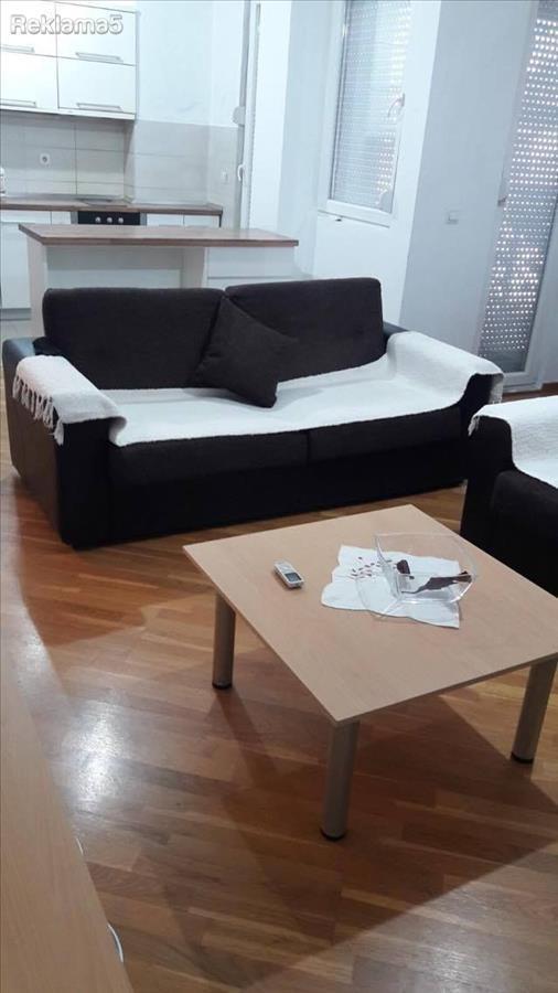 CETVOROSOBEN STAN VO CENTAR, KLINIKA