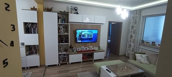 Se izdava odlicen trosobn stan pozadi Vero-Dzambo