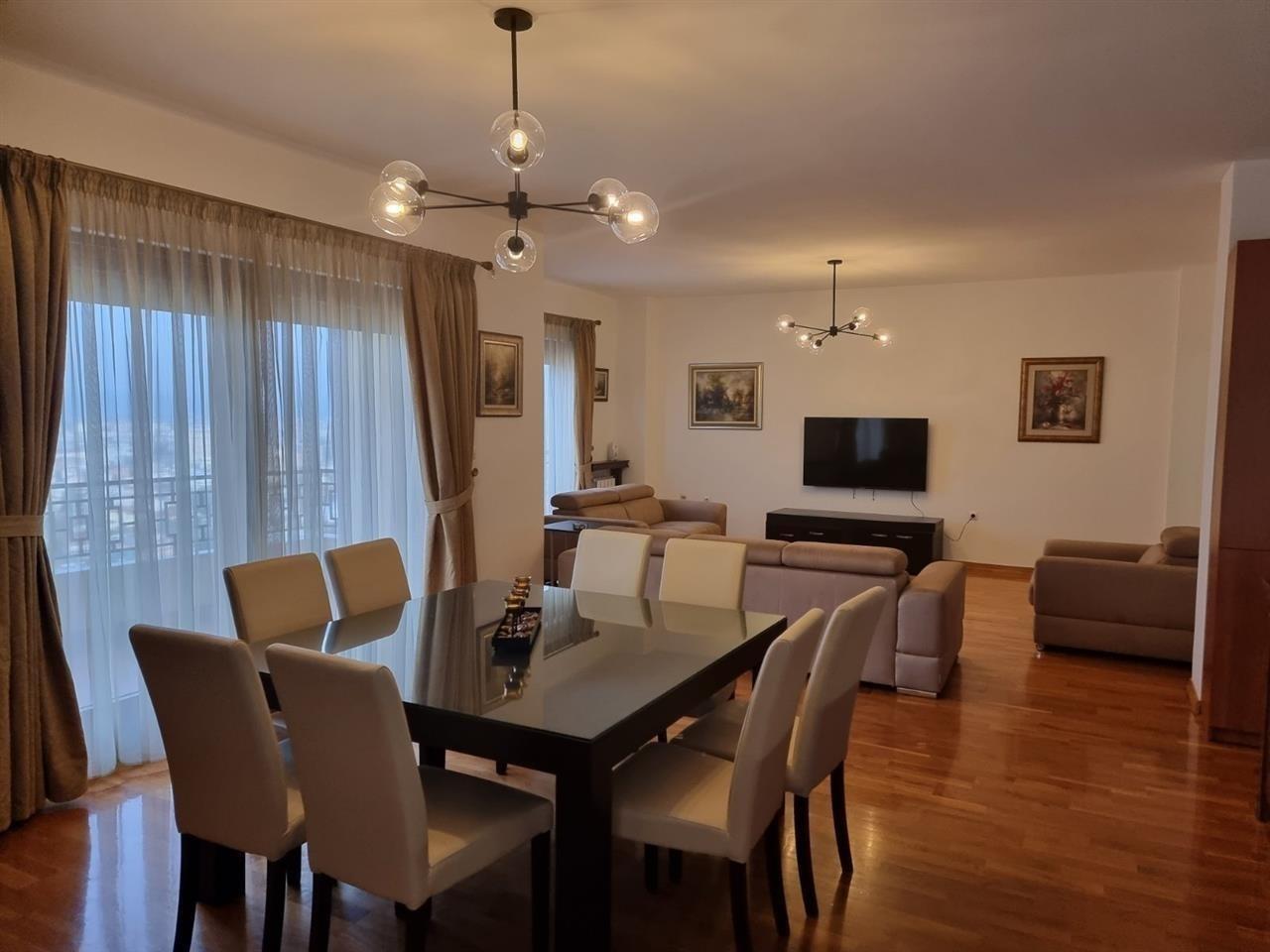 Se izdava luksuzno namesten stan od 163m2 vo Centar