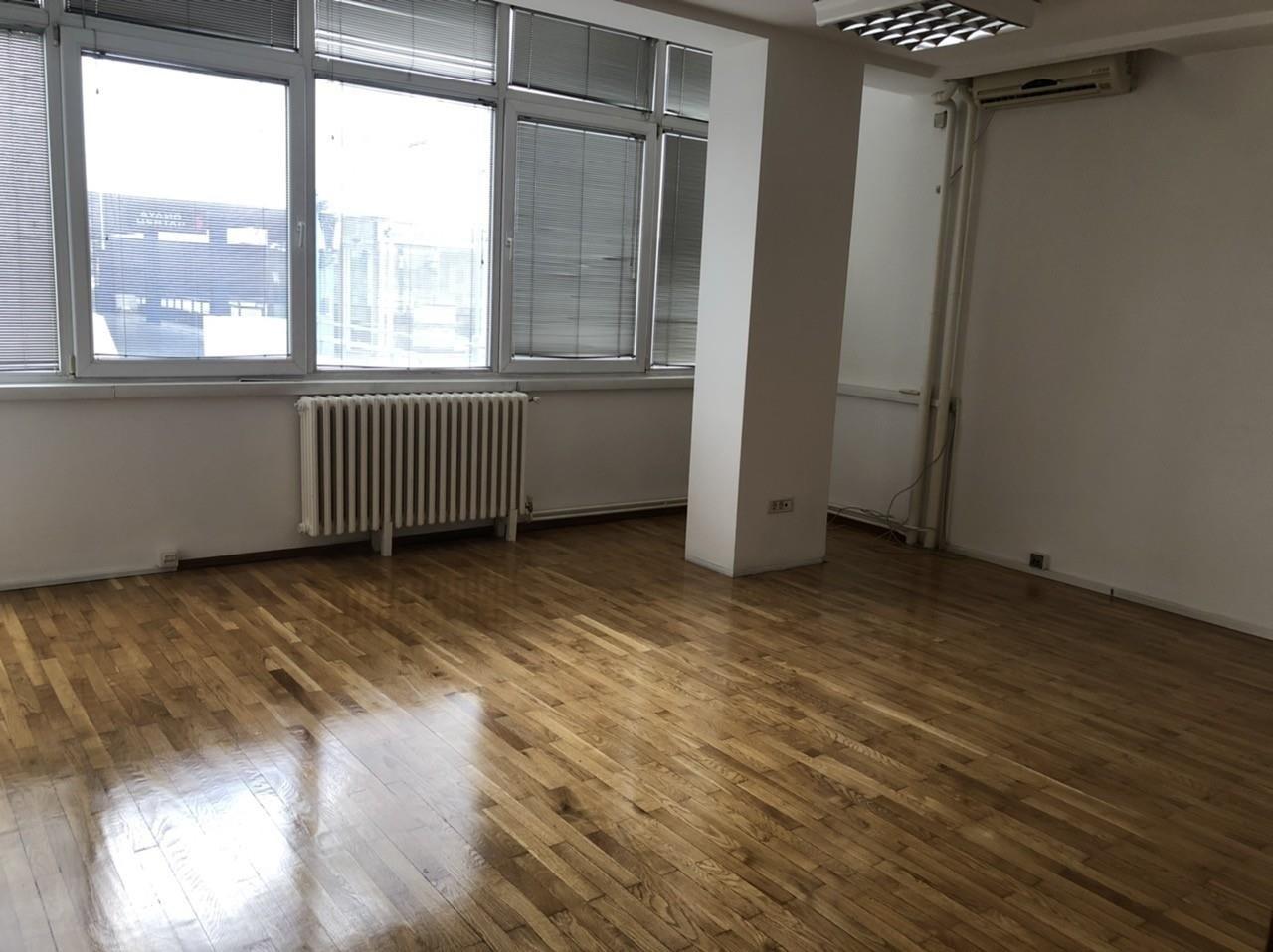 Se izdava stan od 150 m2namenet za deloven prostor vo Centar