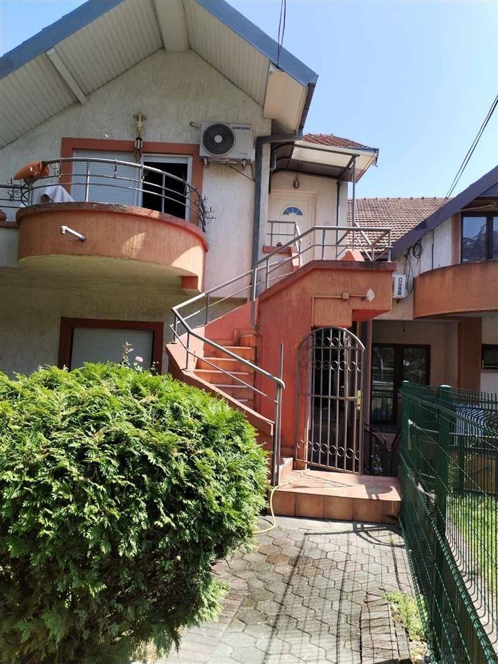 A floor of a house near NOVA school is for rent