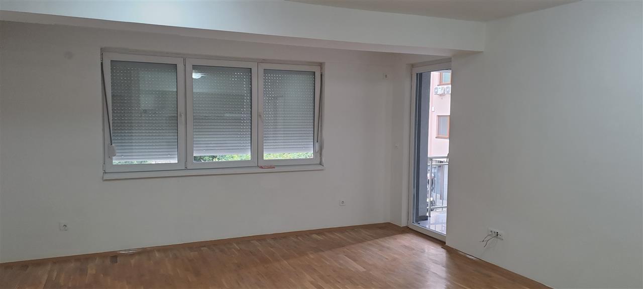 Se izdava prazen 4 soben stan pod drzavna bolnica Centar