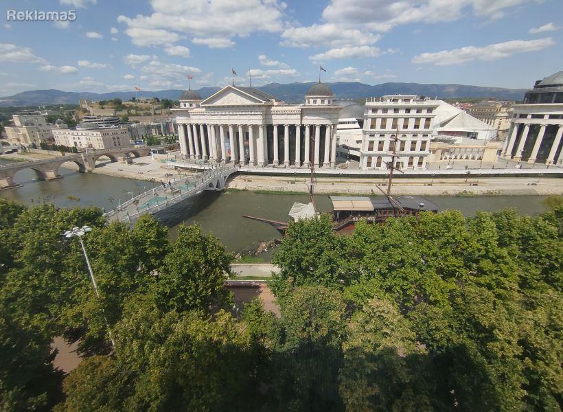 Apartment in a great location next to Macedonia Square.