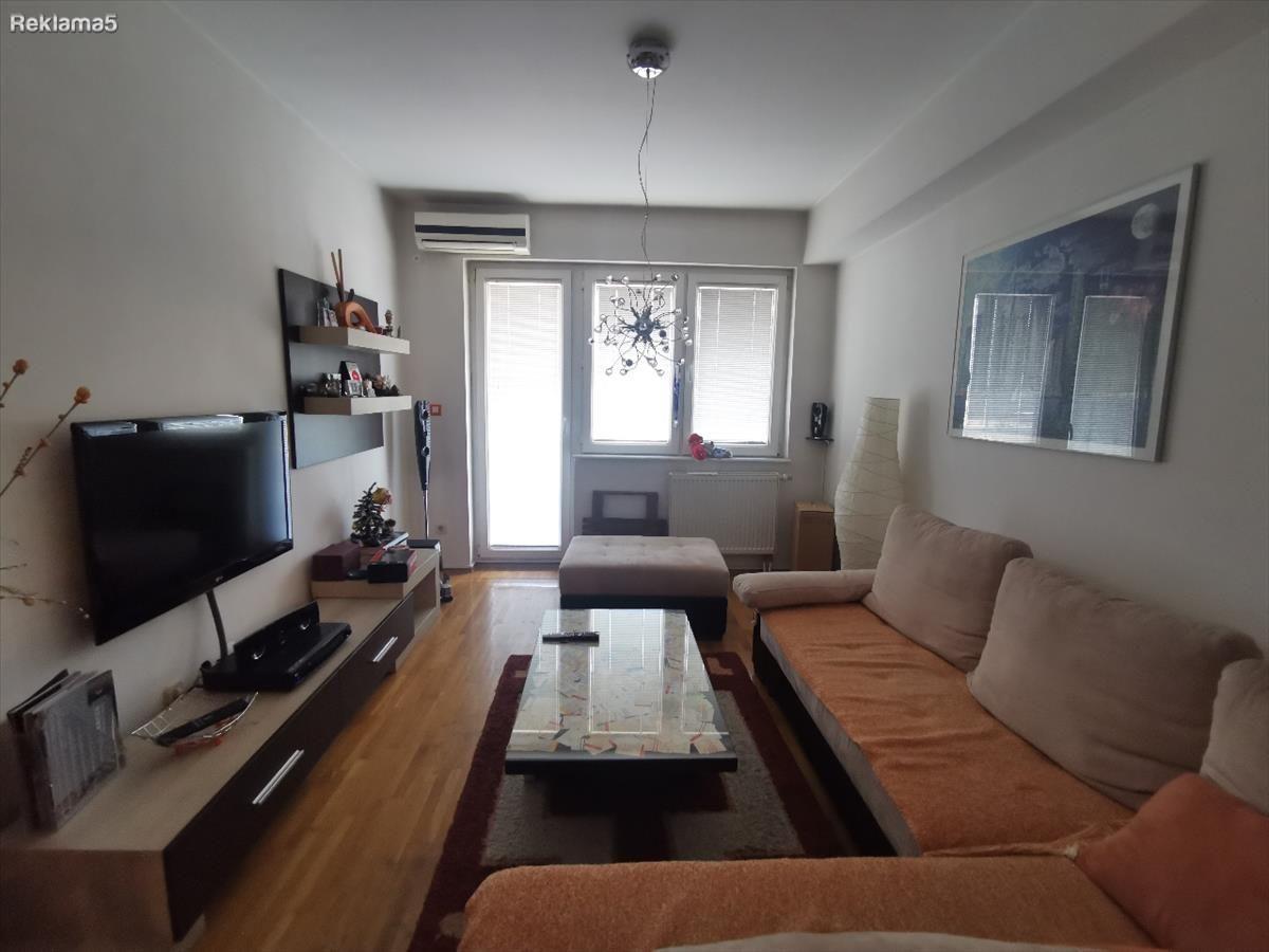 SE PRODAVA STAN 54M2 NA JUZEN BULEVAR