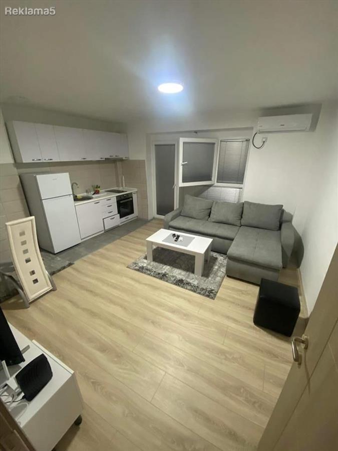 RENOVATED FURNISHED 1 BEDROOM APARTMENT WITH PARKING MICHURIN ROULET