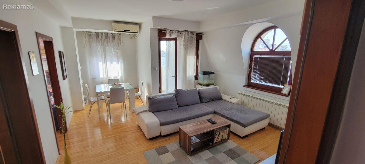 I am selling an apartment in Aerodrom, Reonski centar