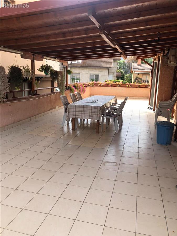 Prodavam trosoben stan vo Kozle so golem balkon